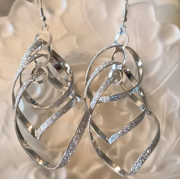 Swirl Geometric Earrings - Picture 3 of 8